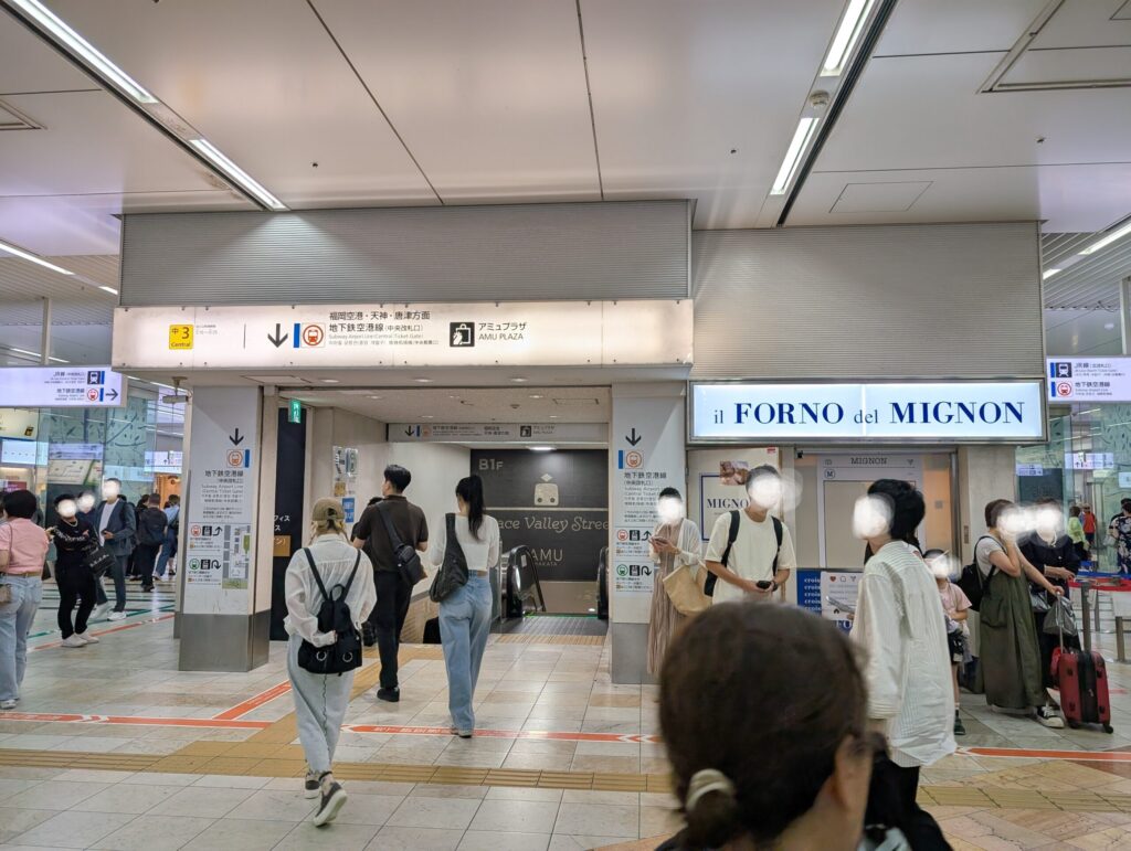 クロワッサン専門店ミニヨンの隣にある地下鉄出入口「中3」