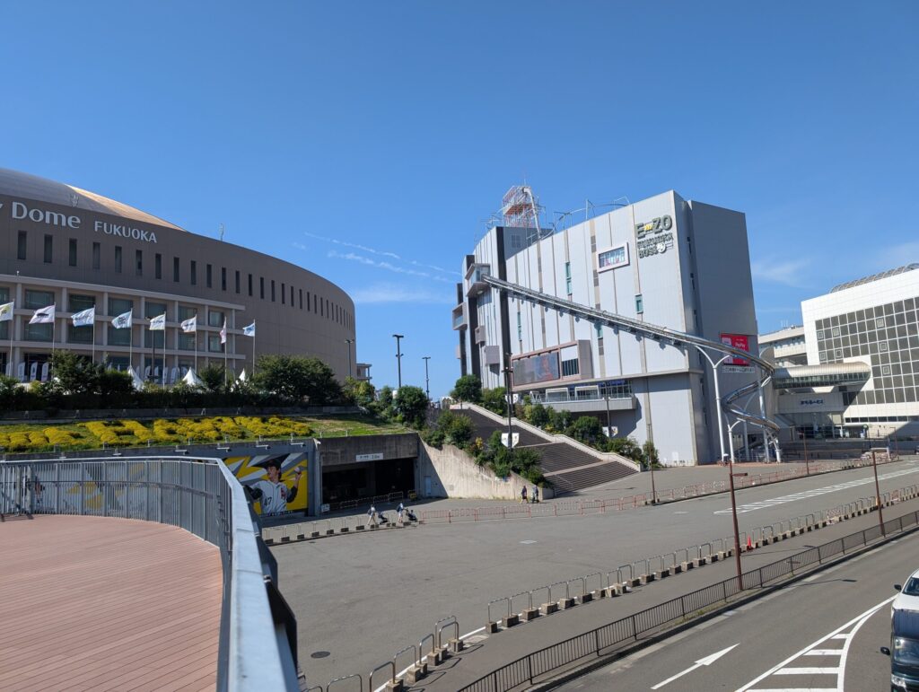 PayPayドーム5番ゲート横の階段を降りた先にある臨時バス乗り場のロータリー