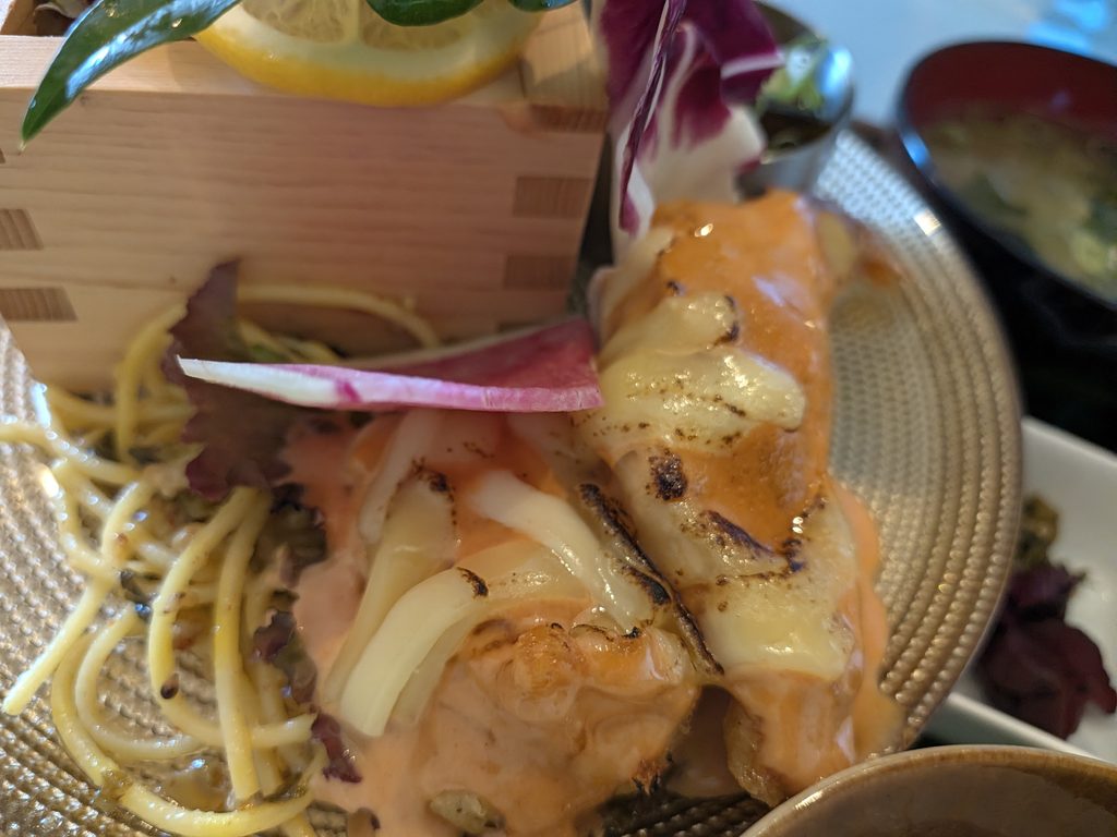 チーズがとろりとかかった海老の炙り