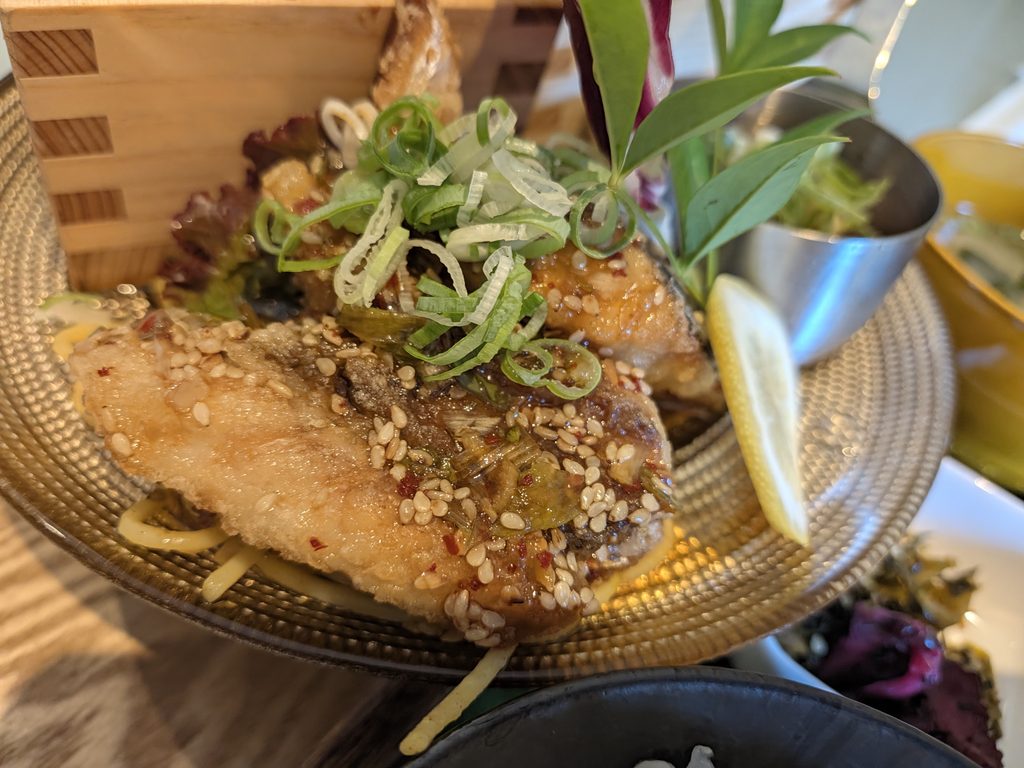 香味醤油だれをまとった揚げ鯖
