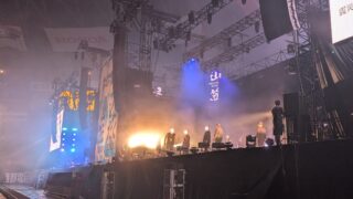 ナンバーショット前方スタンディングブロックから見たステージ