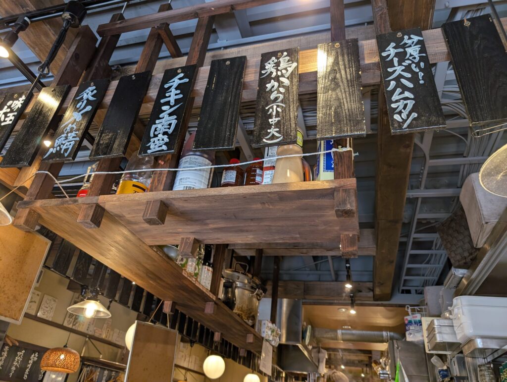 食堂うめぼし天神南の店内