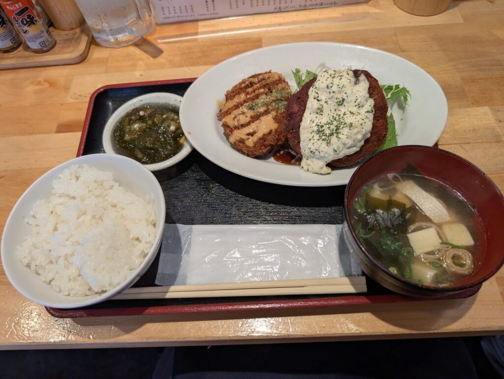 食堂うめぼし天神南のコロッケメンチ定食の全体