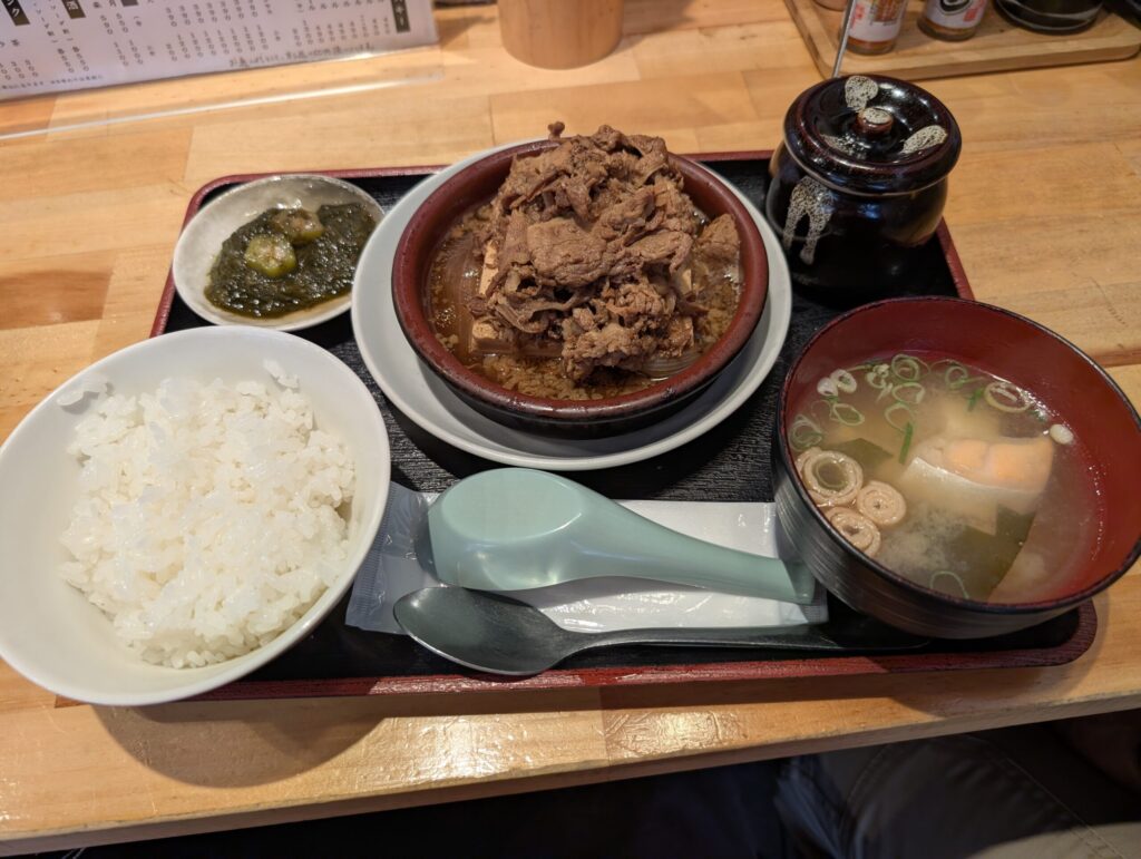 食堂うめぼし天神南の熱々肉豆腐定食の全体