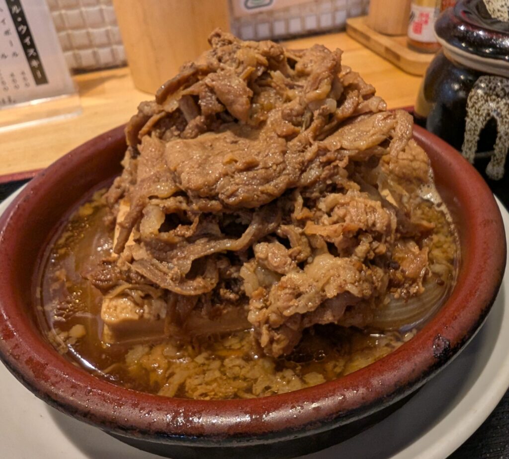 食堂うめぼし天神南の熱々肉豆腐の接写