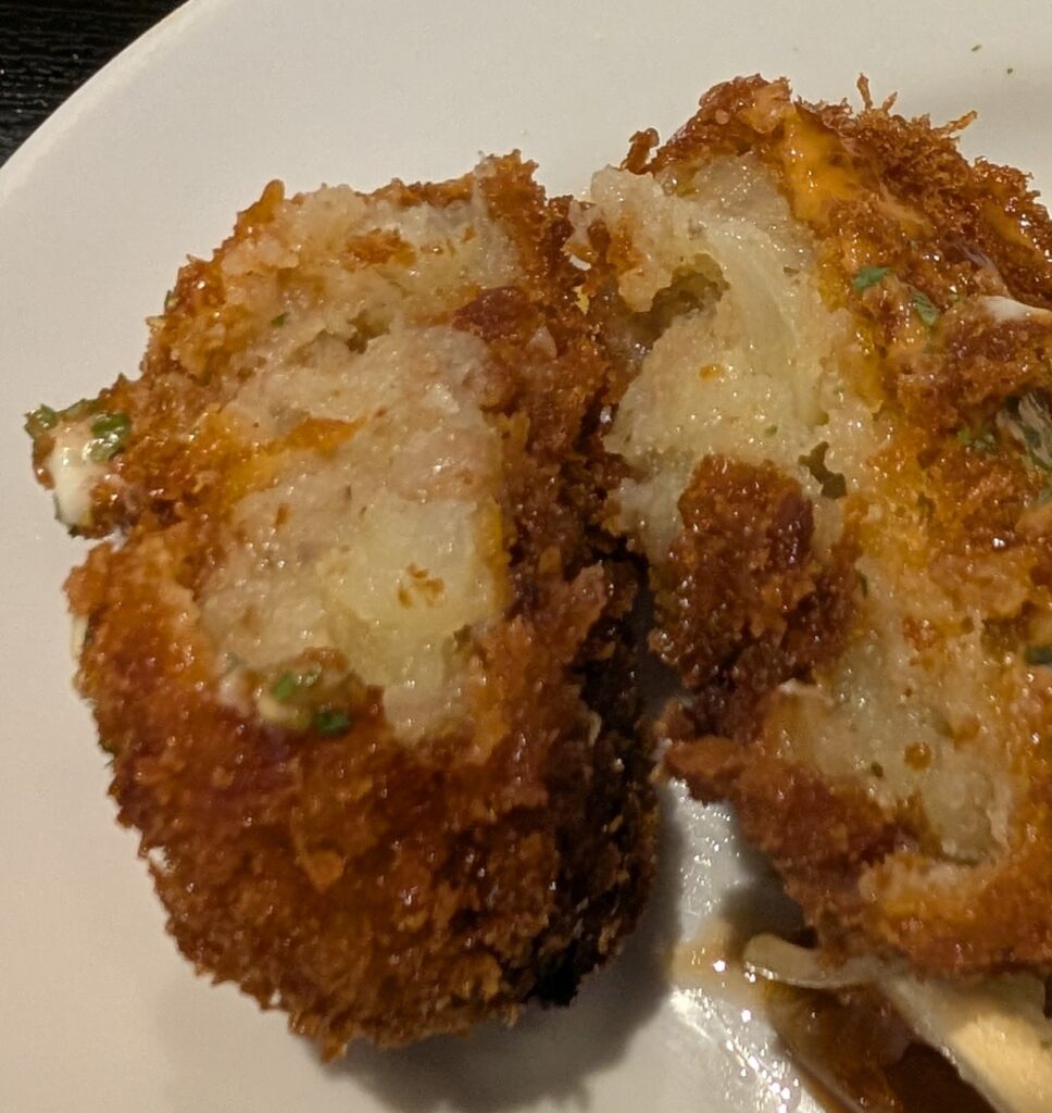 食堂うめぼし天神南のコロッケメンチ定食のコロッケ接写