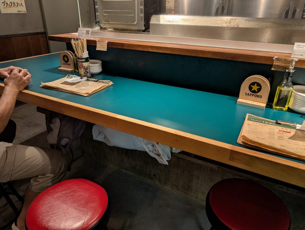 大衆イタリアンうめぼしの店内カウンター席。昭和の喫茶店風の落ち着いた雰囲気