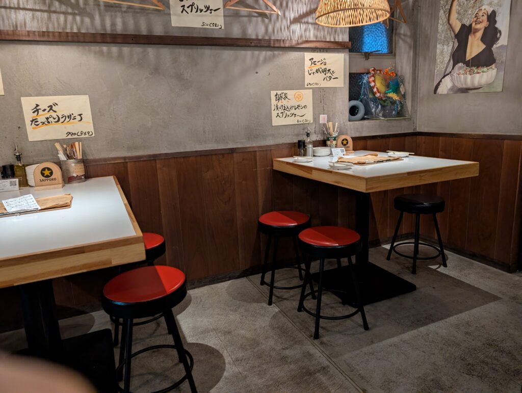 大衆イタリアンうめぼしの店内テーブル席。昭和の喫茶店風の落ち着いた雰囲気