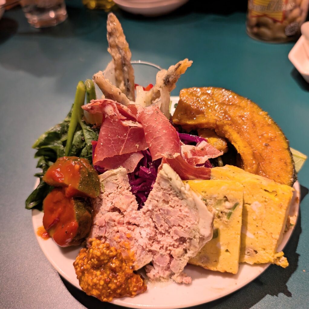 大衆イタリアンうめぼしの前菜盛り合わせ。生ハムやスペイン風オムレツ、彩り野菜が一皿に
