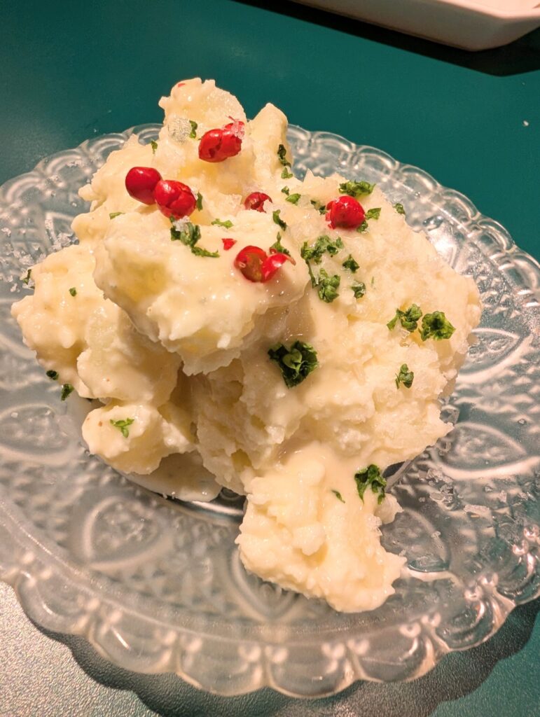 大衆イタリアンうめぼしのブルーチーズポテサラ。ゴロッとしたポテトの食感が楽しめる