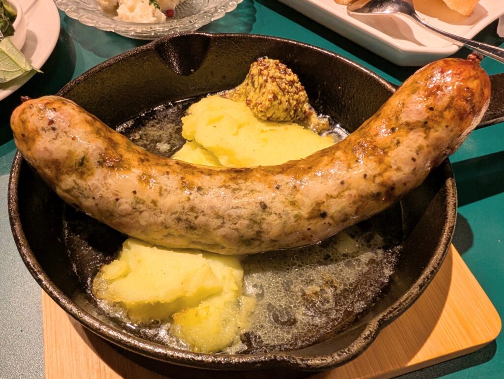 大衆イタリアンうめぼしの自家製ソーセージ。店内で手作りされた大きなソーセージ