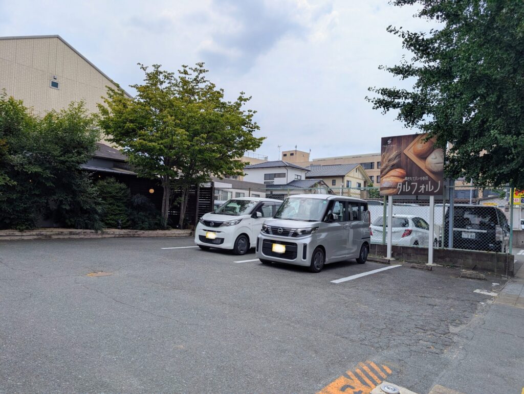 DAL FORNOの駐車場と道路沿いの看板