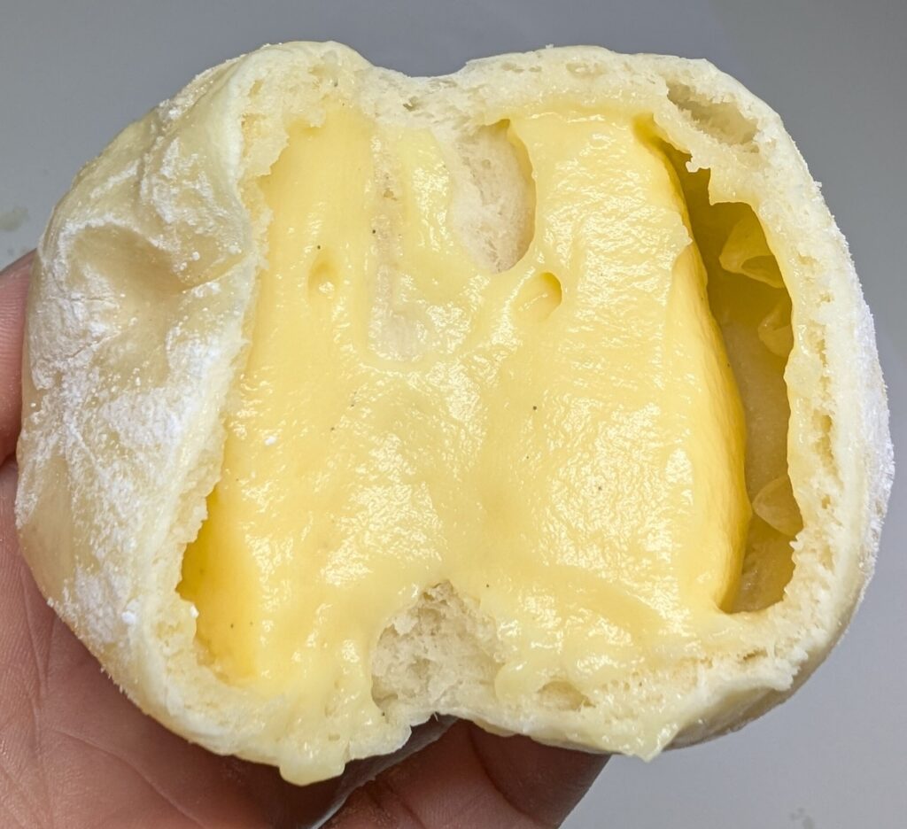 DAL FORNOのジャージークリームパンの接写