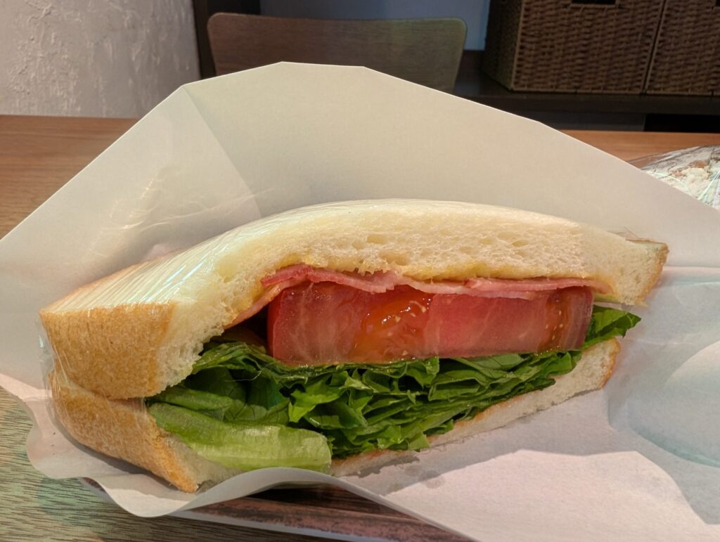 BLTベーコンレタストマトサンド