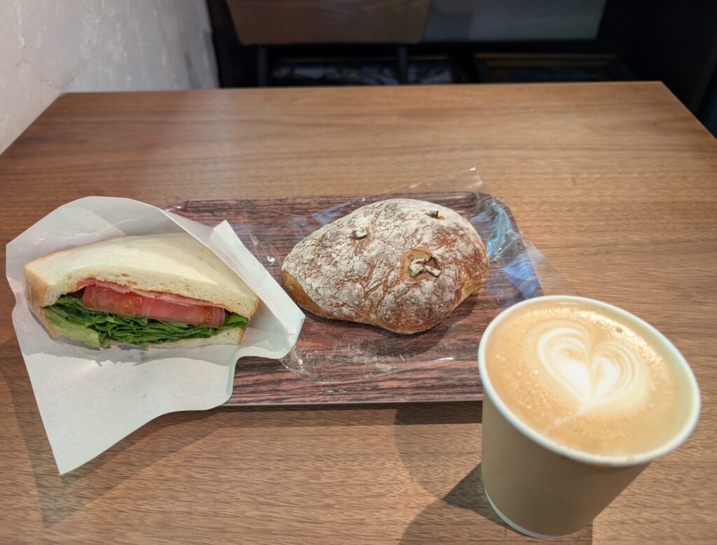 BLTサンドとドライトマトのリュスティックとカフェラテ
