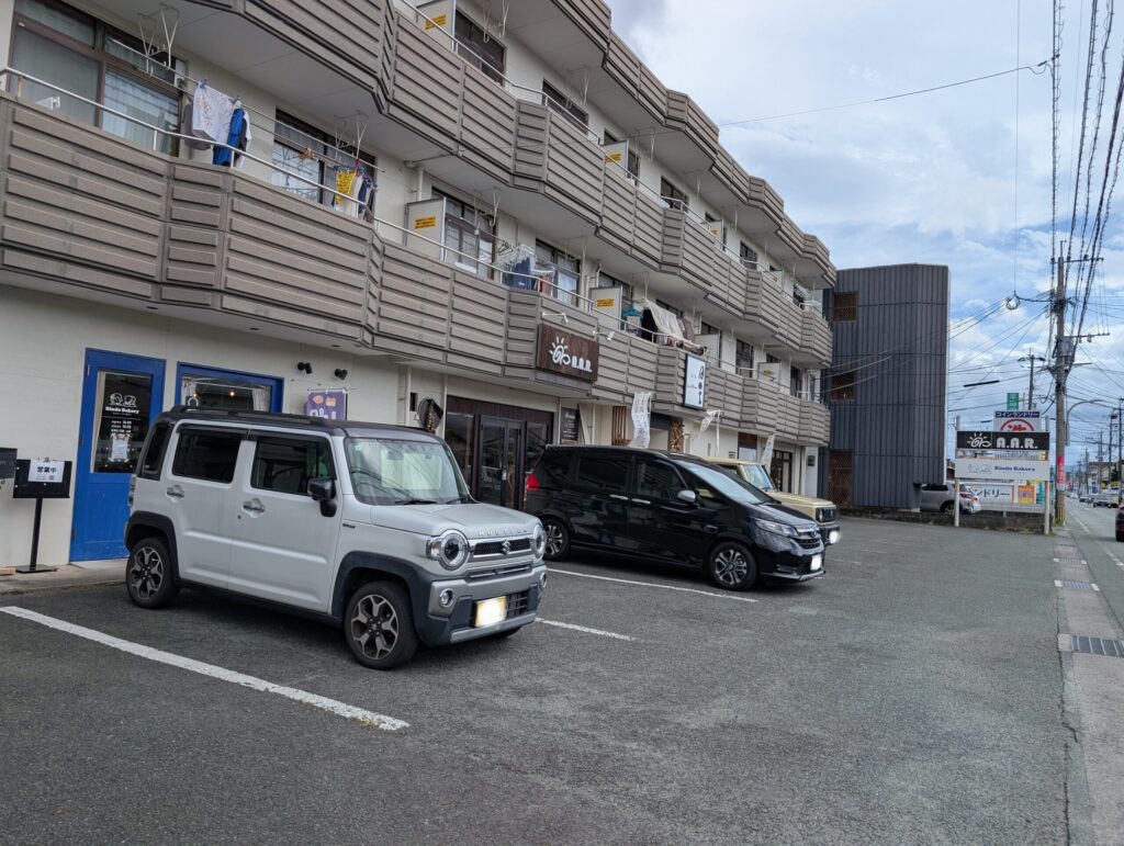 リンドウ ベーカリーの外観 熊本市長嶺西の青い扉の小さなパン屋