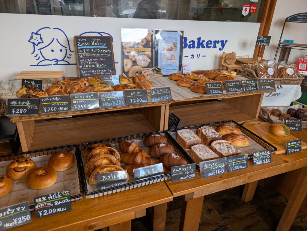 リンドウ ベーカリーの店内 小さな店内にずらりと並ぶパン
