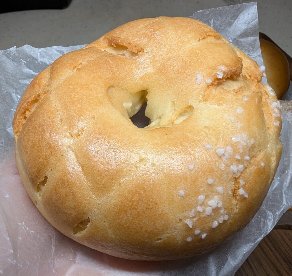 リンドウ ベーカリーのメロンパン生ベーグル