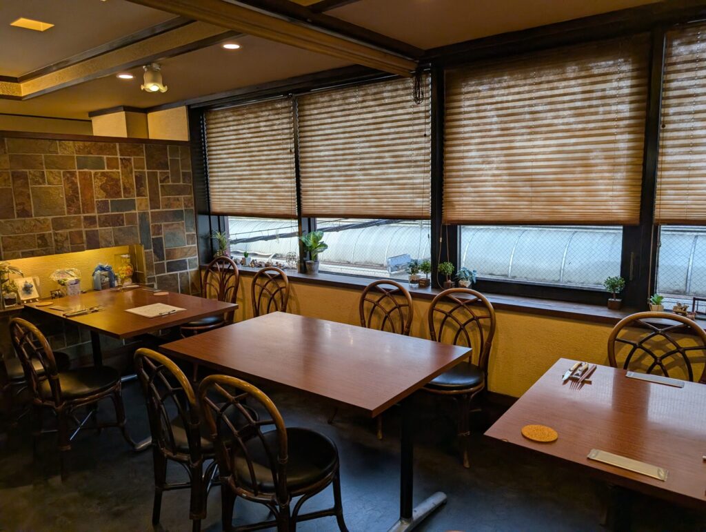 間借りBistro C'est 3onの店内のテーブル席