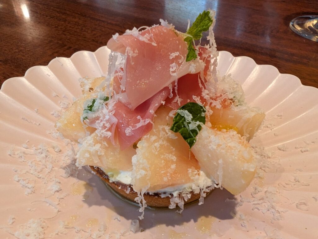 季節のフルーツと生ハムとマスカルポーネのタルト。この日のフルーツは桃
