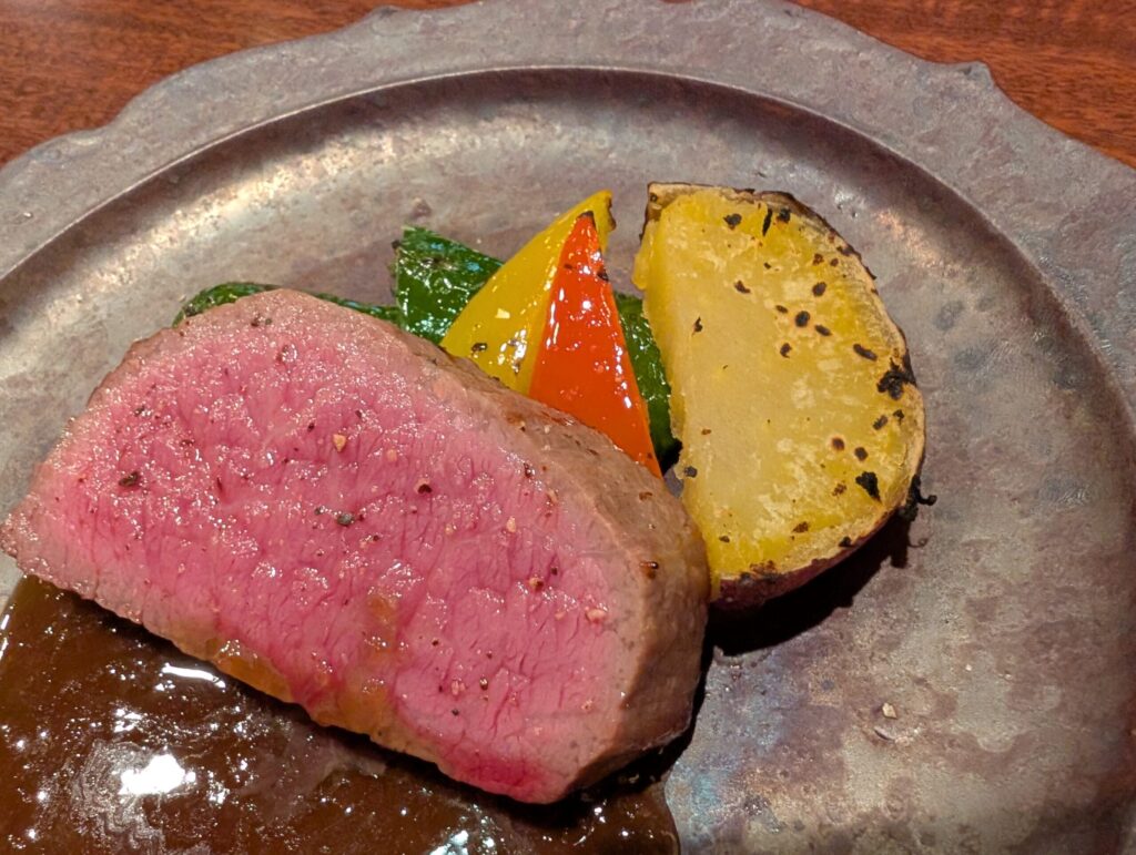 和牛モモ肉のステーキ。ジャポネ風ソースと付け合わせの野菜