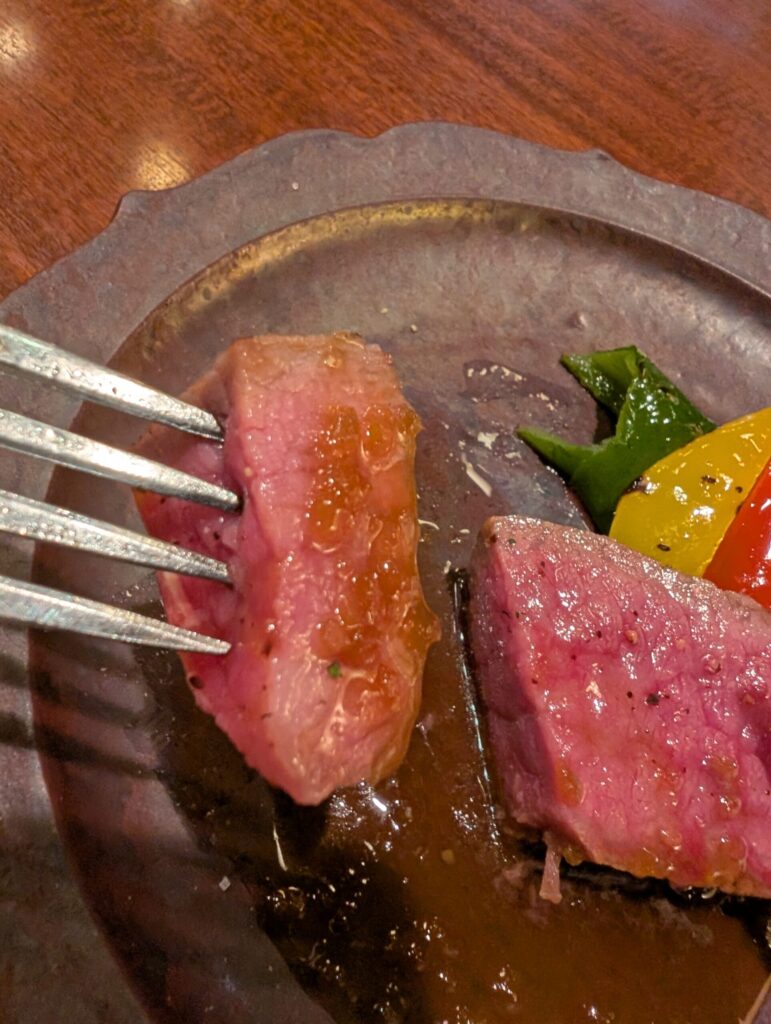 和牛モモ肉のステーキの断面