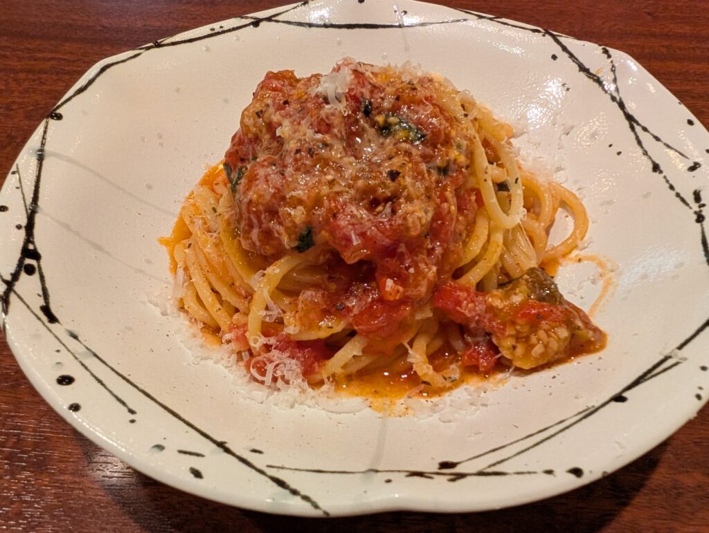 なすのトマトソースパスタ一人分ずつ配膳