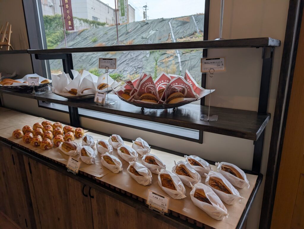 BAKERY友の店内。小さな店内の棚に多彩なパンが並んでいる
