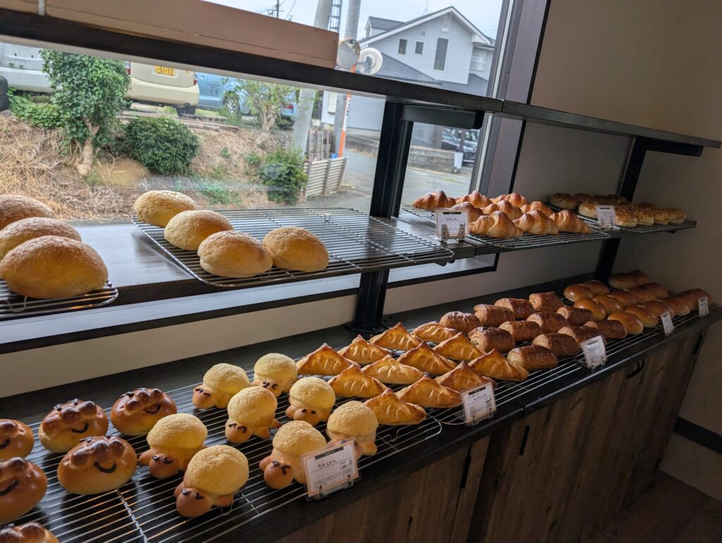BAKERY友の店内。「カメしゃん」など可愛いパンが並ぶ