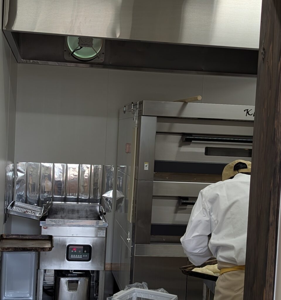 BAKERY友のパン工房。清潔感のある作業スペース