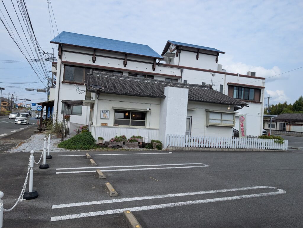 ますぱんの店舗を横から見た外観