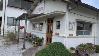 ますぱんの入り口。木製のドアと看板