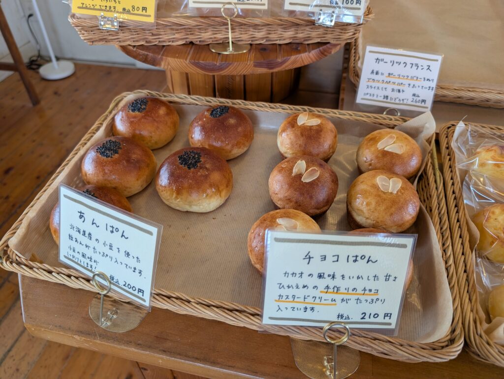 ますぱん店内。あんぱんとチョコぱん
