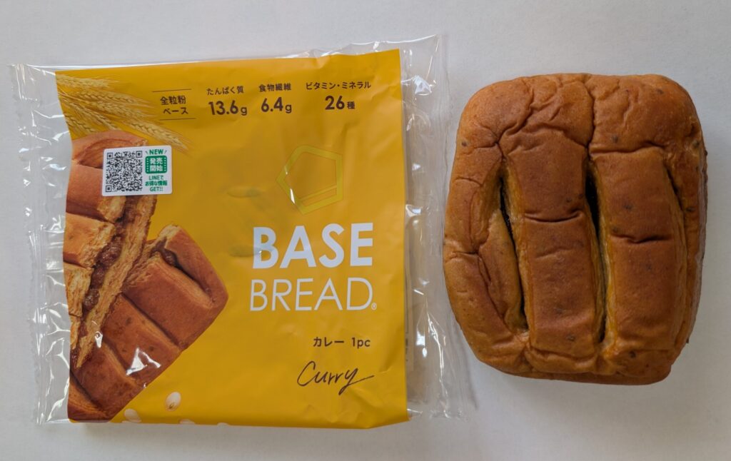 ベースブレッドカレーのパッケージとパン