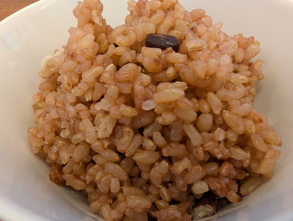 酵素玄米。小豆が混ざったもっちりとした玄米