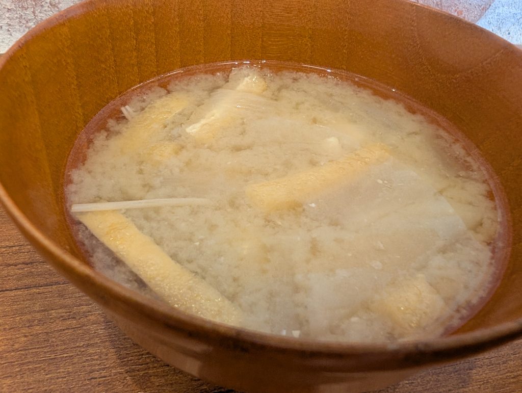 味噌汁。大根、えのき、豆腐、油揚げ入り