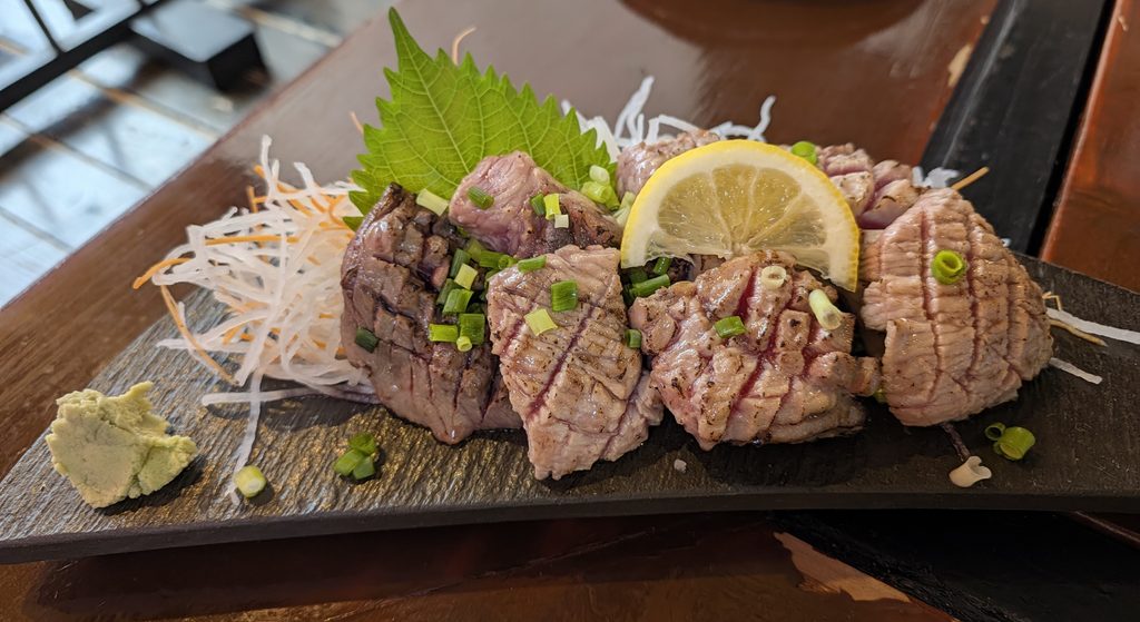 希少部位の本マグロほほ肉炙り刺し