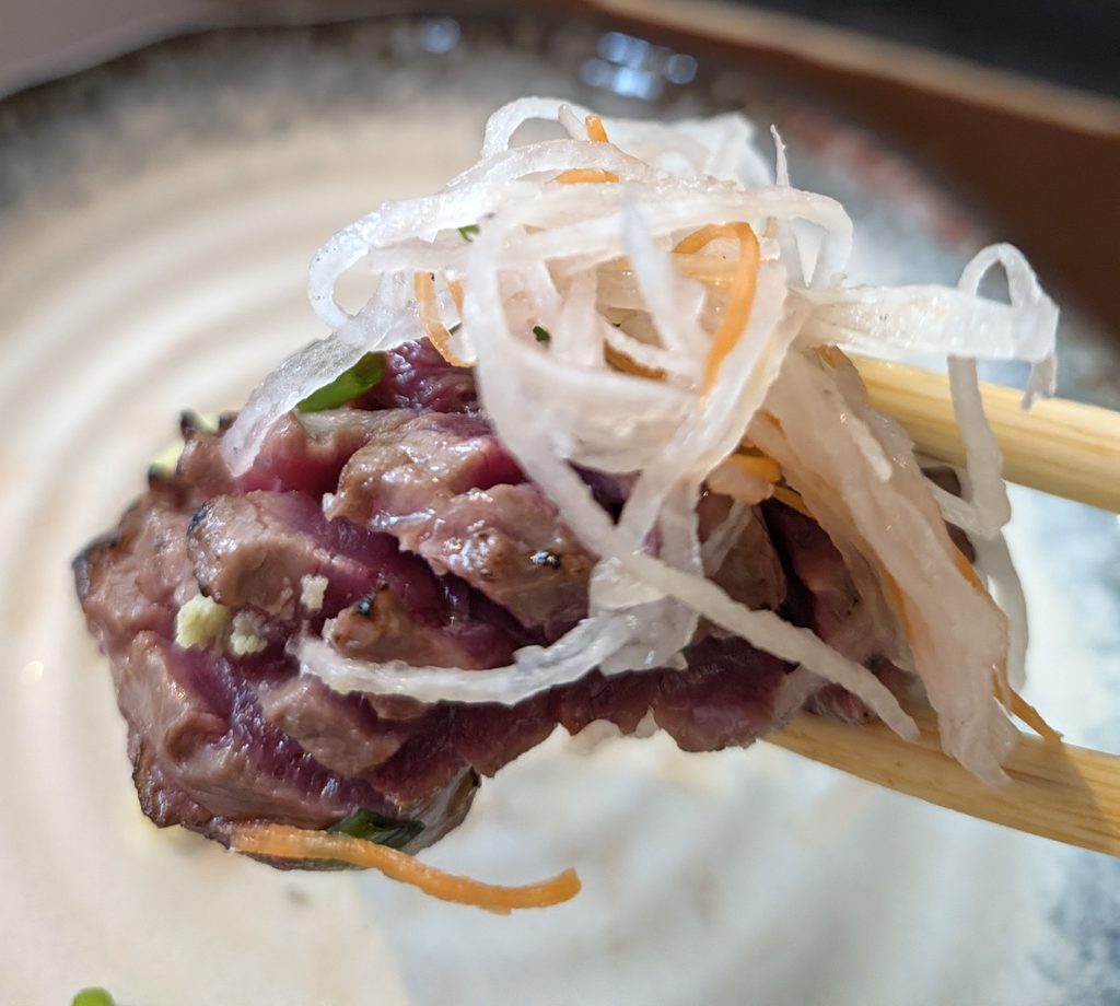 本マグロほほ肉炙り刺しの接写