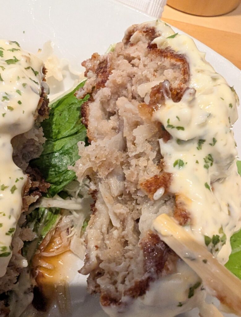 食堂うめぼし天神南のコロッケメンチ定食のメンチカツの接写