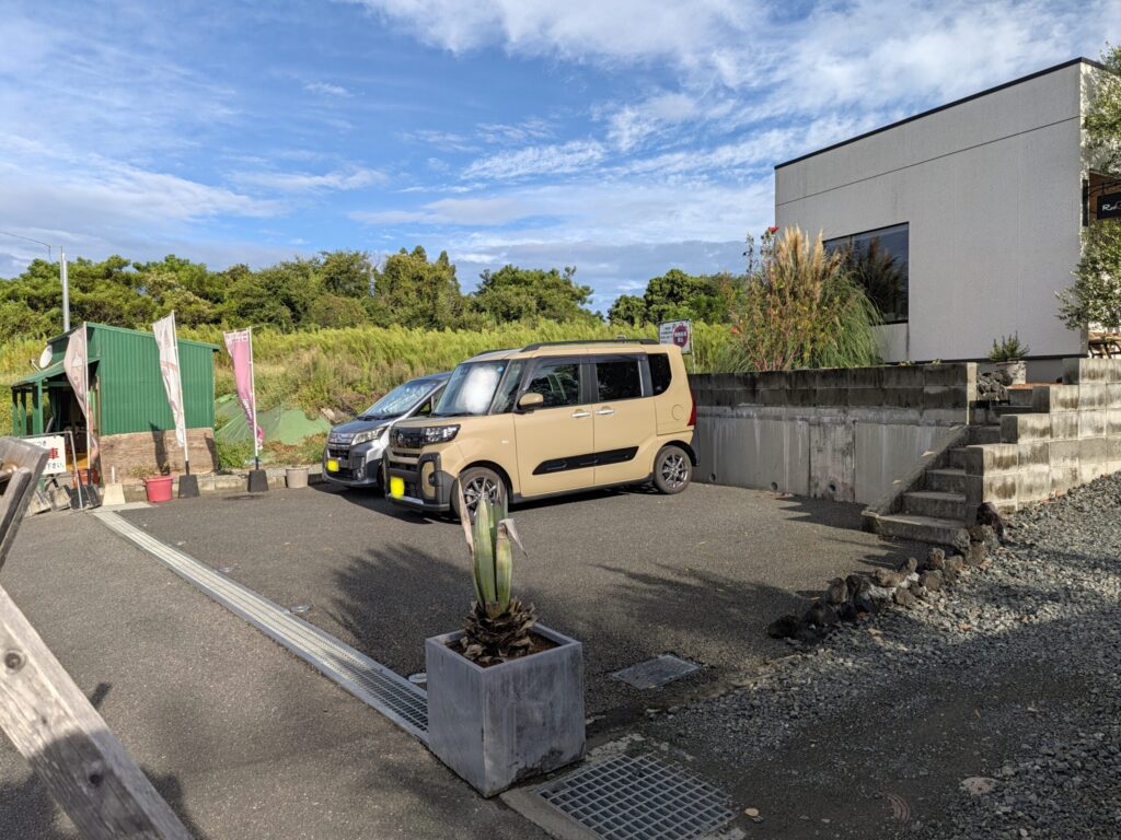 レッドビーン店舗前駐車場と野菜の無人店舗