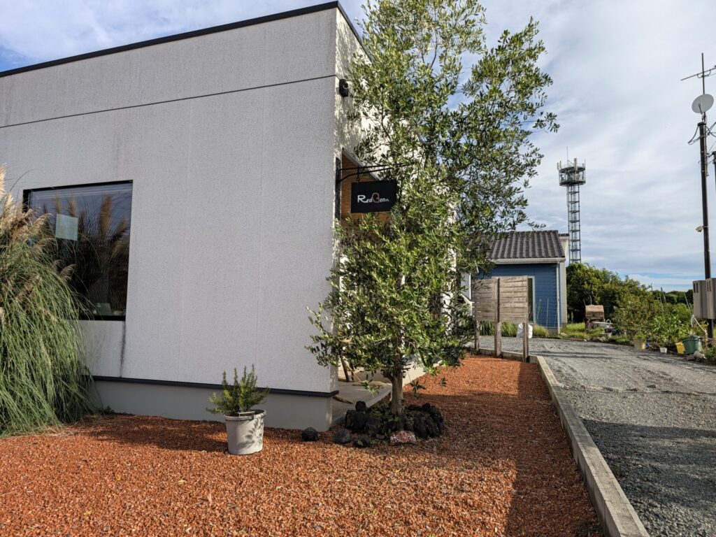 レッドビーン横から見た店の外観