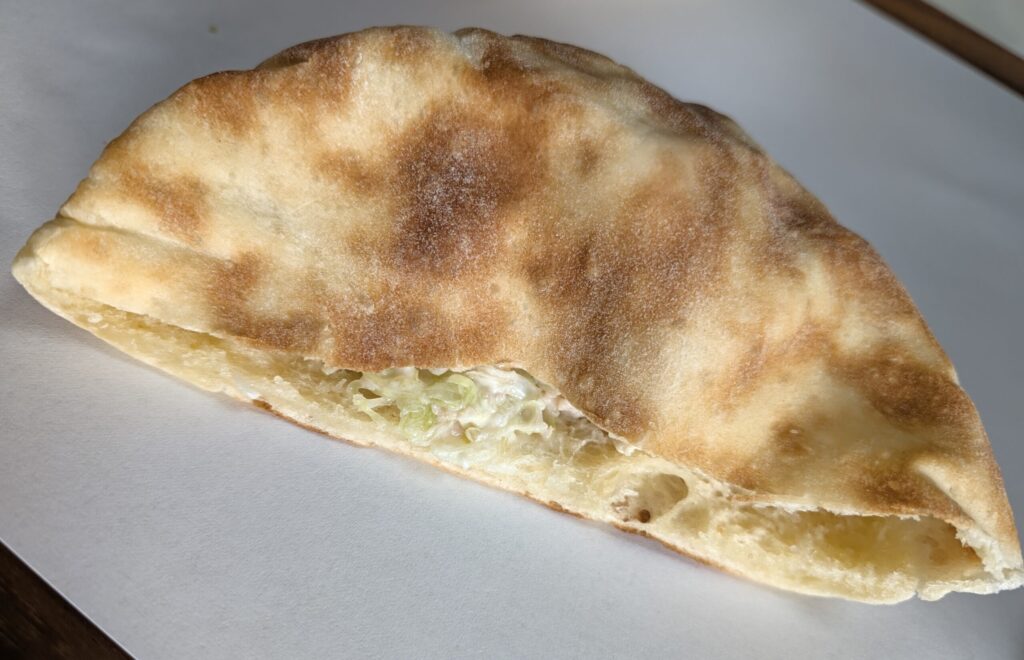 レッドビーンの手作り蒸し鶏柚子胡椒サラダピタパンサンド