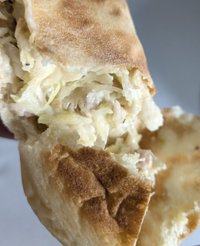 レッドビーンの手作り蒸し鶏柚子胡椒サラダピタパンサンドの断面