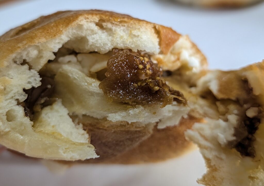 レッドビーンのいちじく&クリームチーズベーグルの断面