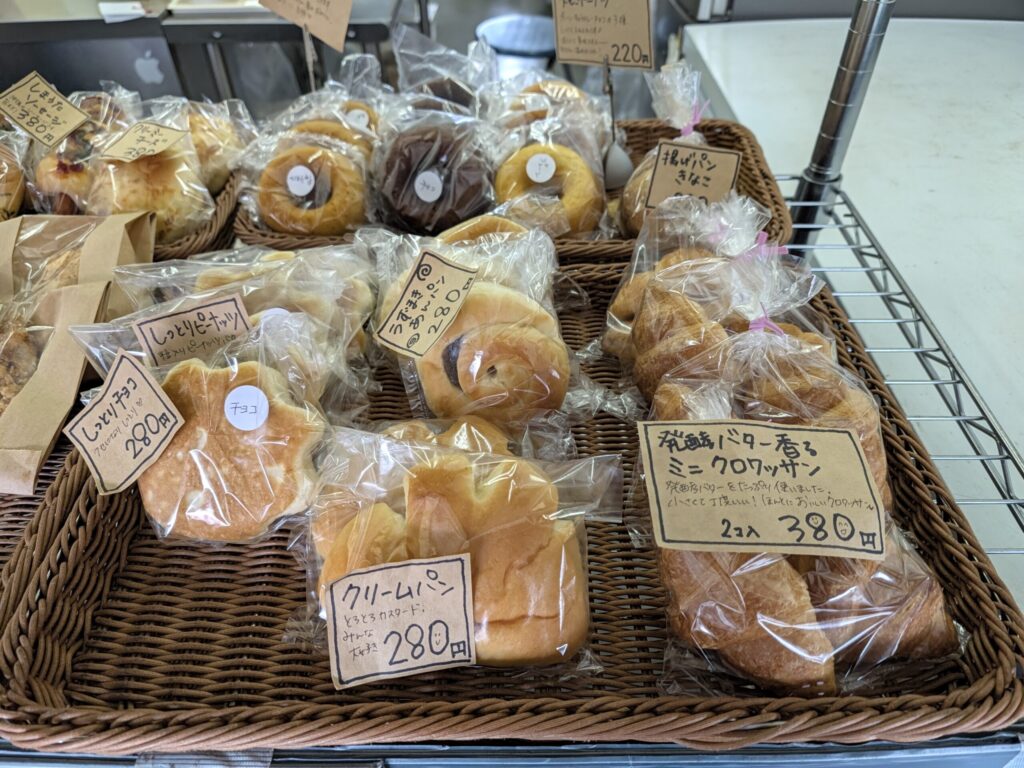 Mii's Bakery店内に並ぶパンと焼きドーナツ