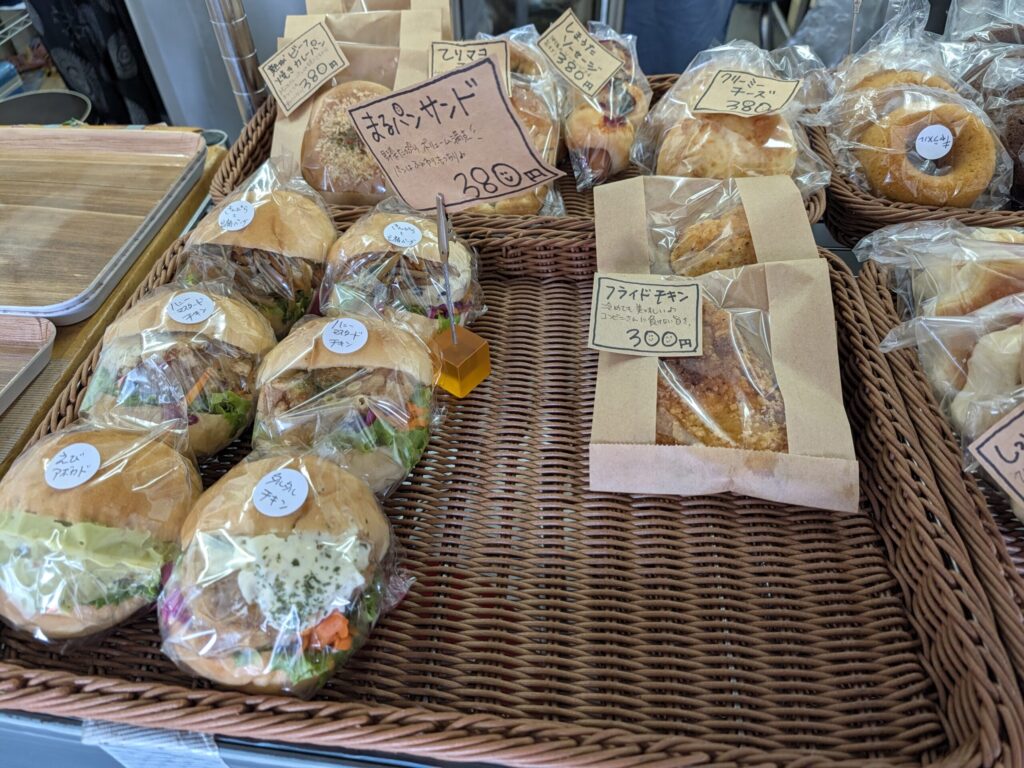 Mii's Bakery店内に並ぶパンとフライドチキン