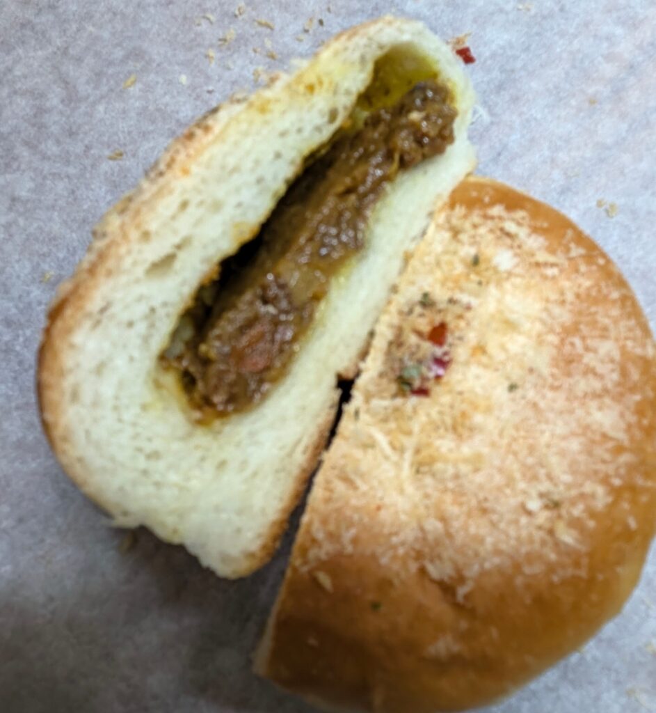 Mii's Bakeryカレーパン断面