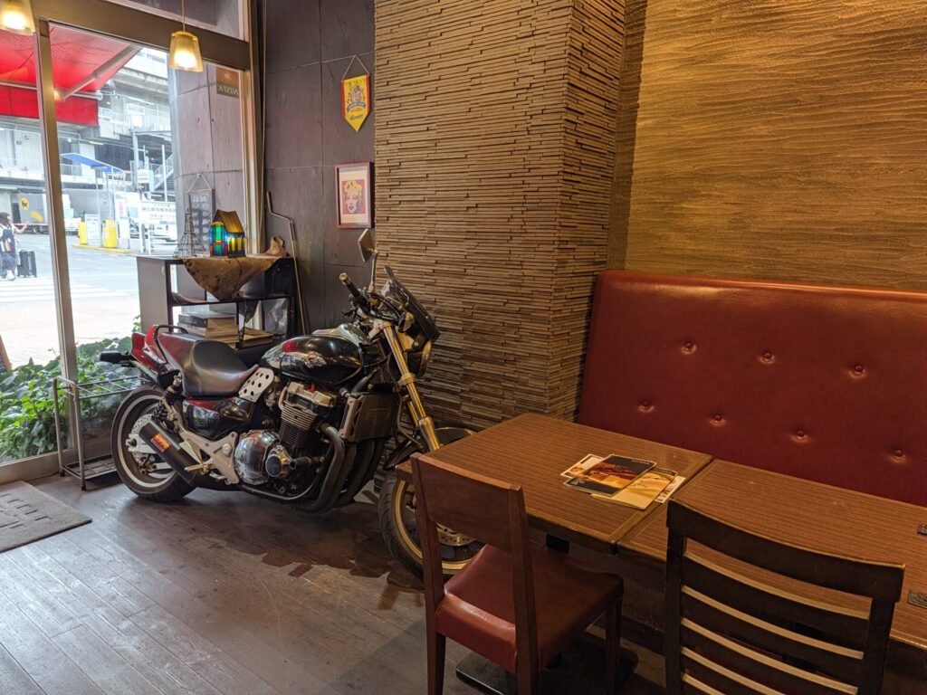 バーズカフェ店内のバイク
