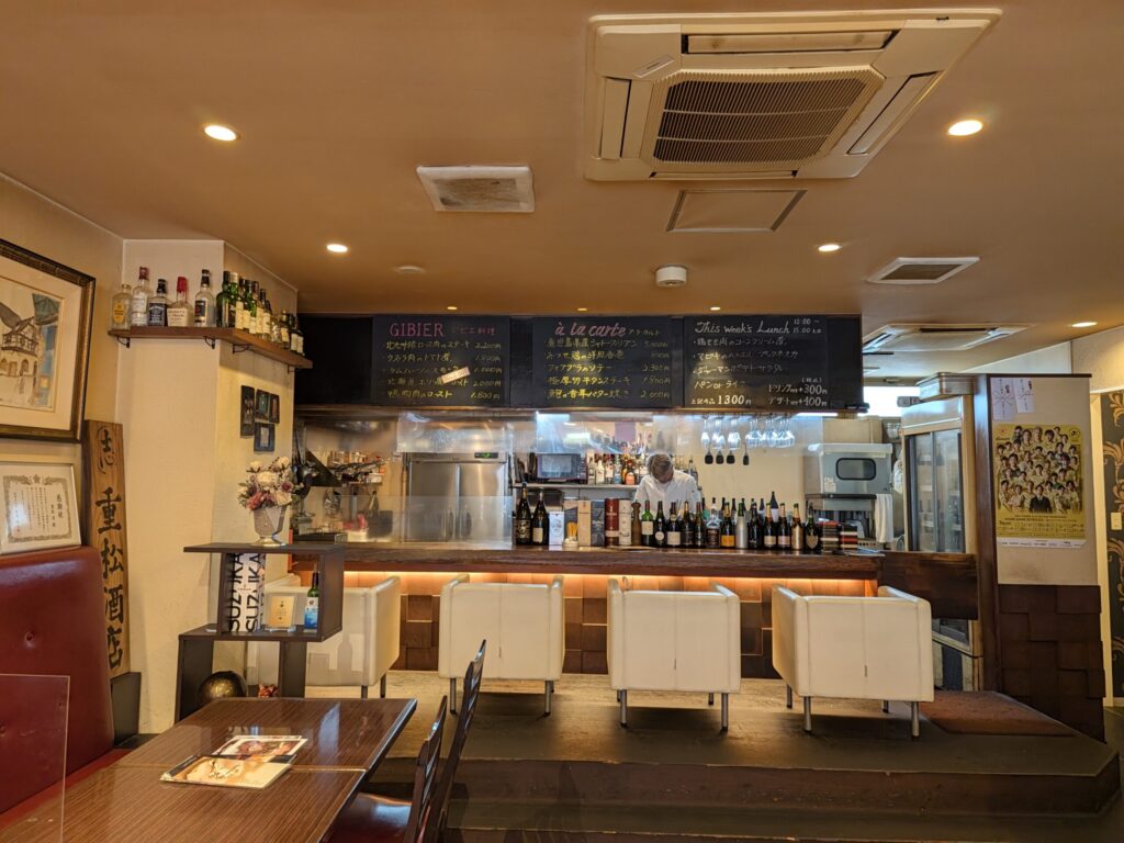 バーズカフェ店内のカウンター席