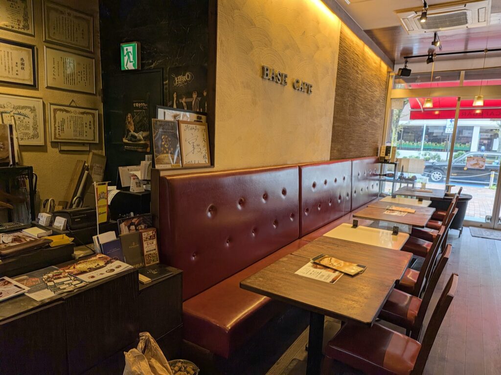 バーズカフェ店内のテーブル席